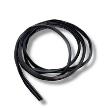 Carica l&#39;immagine nel visualizzatore di Gallery, ME03917/A - COPPIA FROFILO SCUDO ANTERIORE LAMBRETTA LD 125-150 COLORE NERO