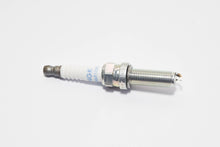 Carica l&#39;immagine nel visualizzatore di Gallery, CANDELA NGK SILMAR10A9S STOCK NR.7764