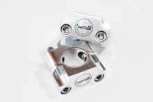 Carica l&#39;immagine nel visualizzatore di Gallery, 2407 - COPPIA MORSETTI MANUBRIO CROSS-ENDURO-SUPERMOTARD DIAMETRO INTERNO 28