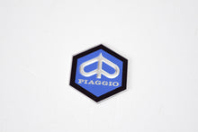Carica l'immagine nel visualizzatore di Gallery, SCUDETTO PIAGGIO ADESIVO MEDIO MM.31