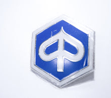 Carica l'immagine nel visualizzatore di Gallery, STEMMA ESAGONALE A INCASTRO 42MM SCOOTER