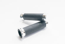 Carica l&#39;immagine nel visualizzatore di Gallery, COPPIA MANOPOLE NERE VESPA PX F/DISCO