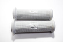 Carica l&#39;immagine nel visualizzatore di Gallery, COPPIA MANOPOLE VESPA 50/VESPA &#39;56 D.24