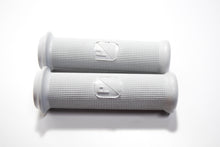 Carica l&#39;immagine nel visualizzatore di Gallery, COPPIA MANOPOLE VESPA VNB-VBB-VNC D.21MM