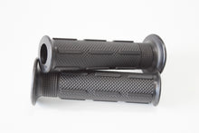 Carica l'immagine nel visualizzatore di Gallery, COPPIA MANOPOLE NERE APERTE L.125MM