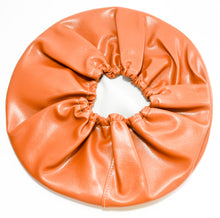 Carica l&#39;immagine nel visualizzatore di Gallery, COPRIRUOTA 8 MARRONE C/FIRMA VESPA