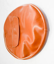 Carica l&#39;immagine nel visualizzatore di Gallery, COPRIRUOTA MARRONE DA 10 C/BORSA VESPA