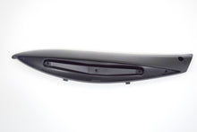 Carica l&#39;immagine nel visualizzatore di Gallery, CORNICE PARACOLPI DX BEVERLY 250-500 CRU