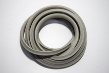 Carica l&#39;immagine nel visualizzatore di Gallery, PROFILO GOMMA GRIGIA COFANI VESPA DAL 65