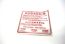 Carica l&#39;immagine nel visualizzatore di Gallery, TARGHETTA RODAGGIO ROSSO VESPA C/MISCELA