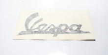 Carica l&#39;immagine nel visualizzatore di Gallery, TARGHETTA ANT.VESPA NERA ADESIVA V.125