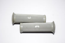 Carica l&#39;immagine nel visualizzatore di Gallery, COPPIA MANOPOLE VESPA 50 D24MM GRIGIE