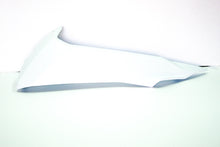 Carica l&#39;immagine nel visualizzatore di Gallery, COPERCHIO INF SX BIANC X-MAX 125-250-400