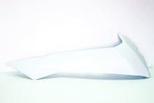 Carica l&#39;immagine nel visualizzatore di Gallery, COPERCHIO INF DX BIANC X-MAX 125-250-400